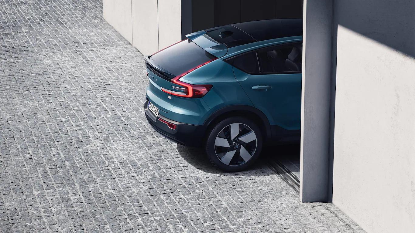 Exterior traseiro do Volvo C40 Recharge em Fjord Blue.