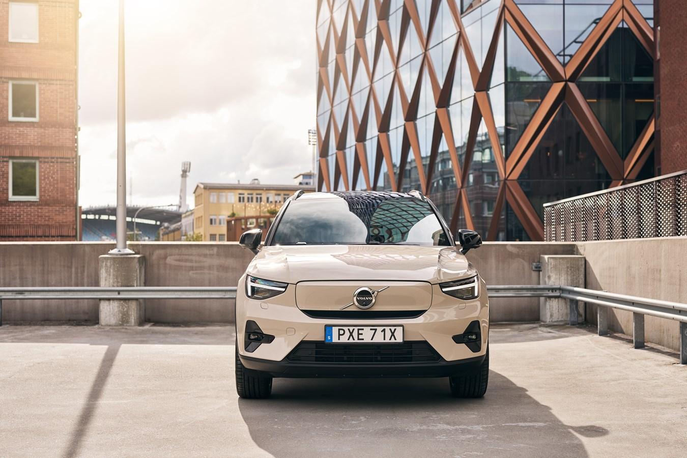 Design dianteiro exterior do Volvo EX40 Recharge Pure Electric com carregador e estação de carregamento.