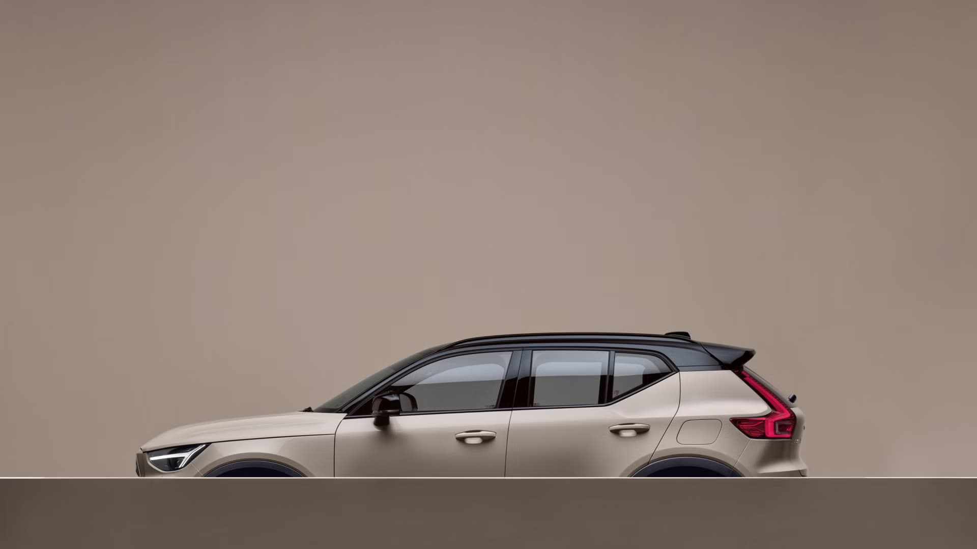 Estofos feitos à medida numa mistura de lã Tailored Wool Blend cinzenta com costura em branco do Volvo EX40 Recharge Pure Electric.