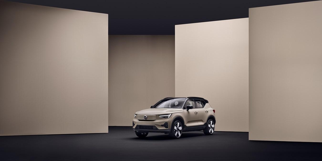 Estofos feitos à medida numa mistura de lã Tailored Wool Blend cinzenta com costura em branco do Volvo EX40 Recharge Pure Electric.