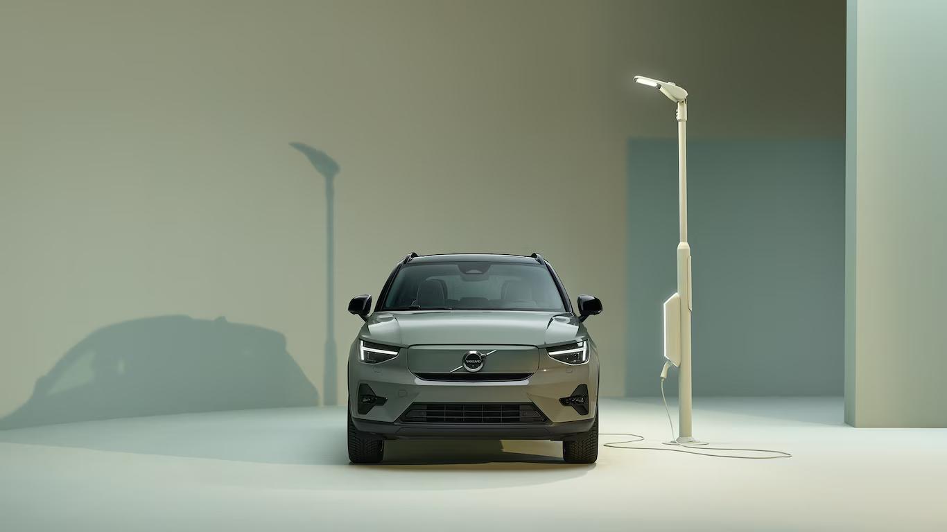 Design dianteiro exterior do Volvo XC40 Recharge Pure Electric com carregador e estação de carregamento.