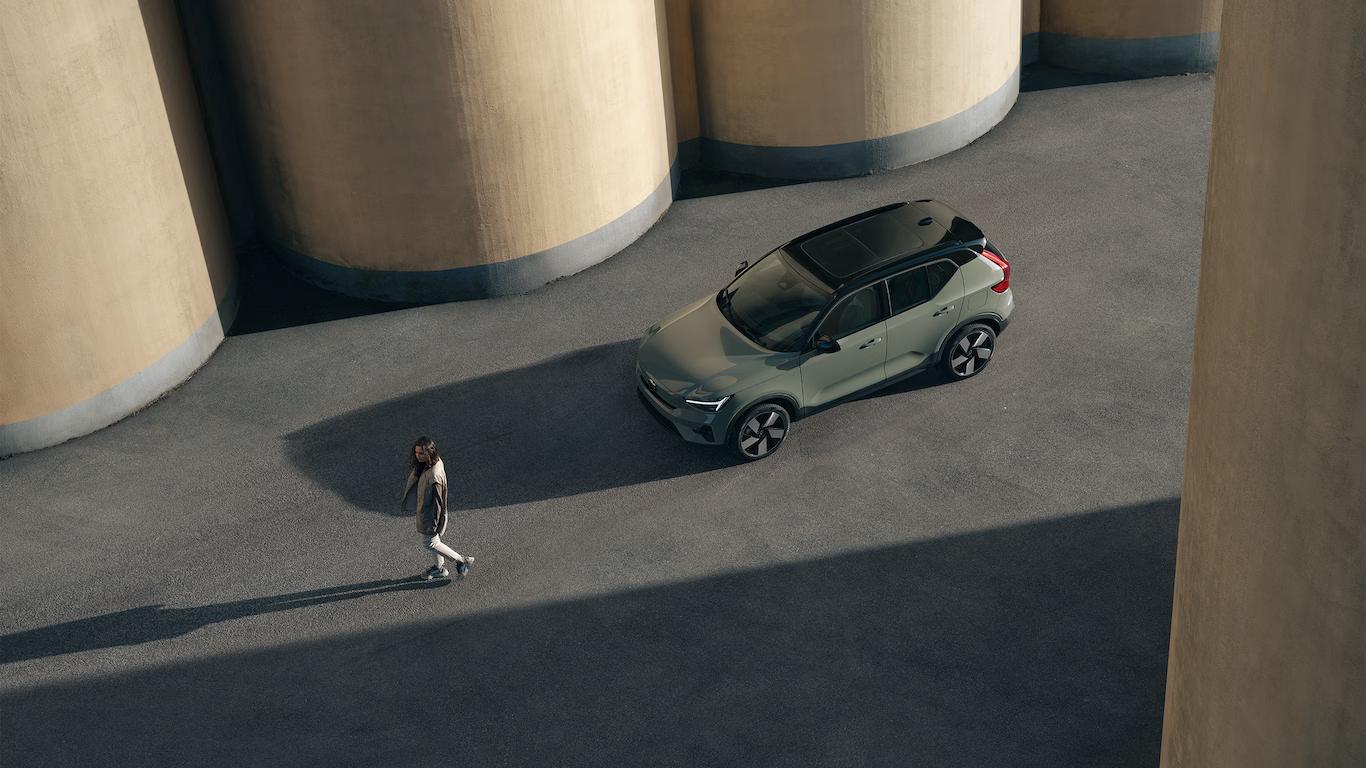 Design em dois tons com teto em cor contrastante do Volvo XC40 Recharge Pure Electric.