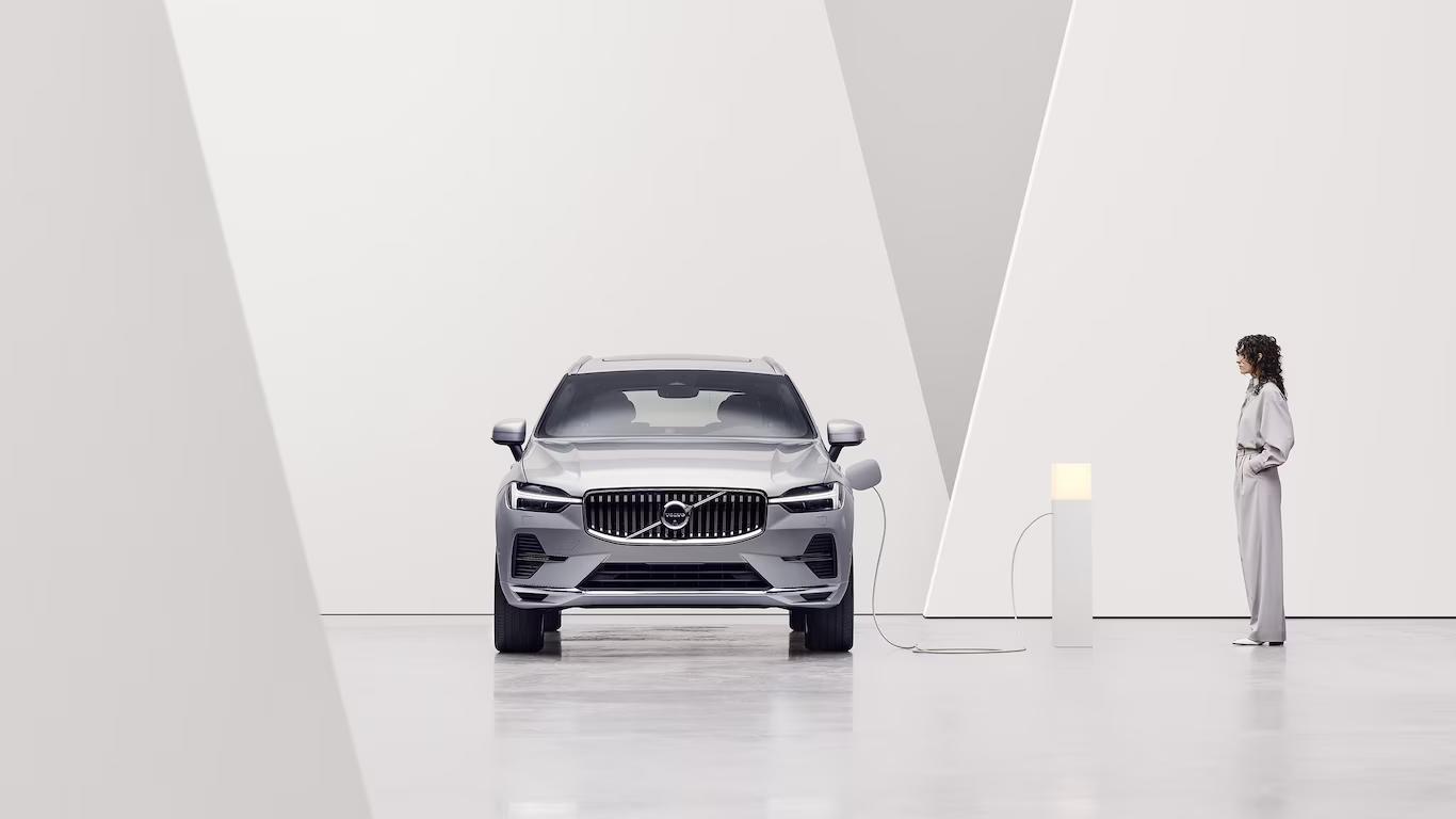 Um Volvo XC60 Recharge ligado a um posto de carregamento enquanto é carregado.