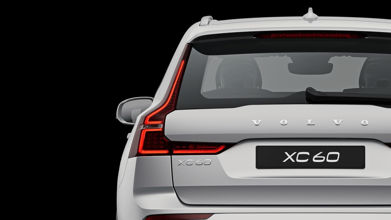 Volvo XC60 Recharge híbrido plug-in em Silver Dawn parado