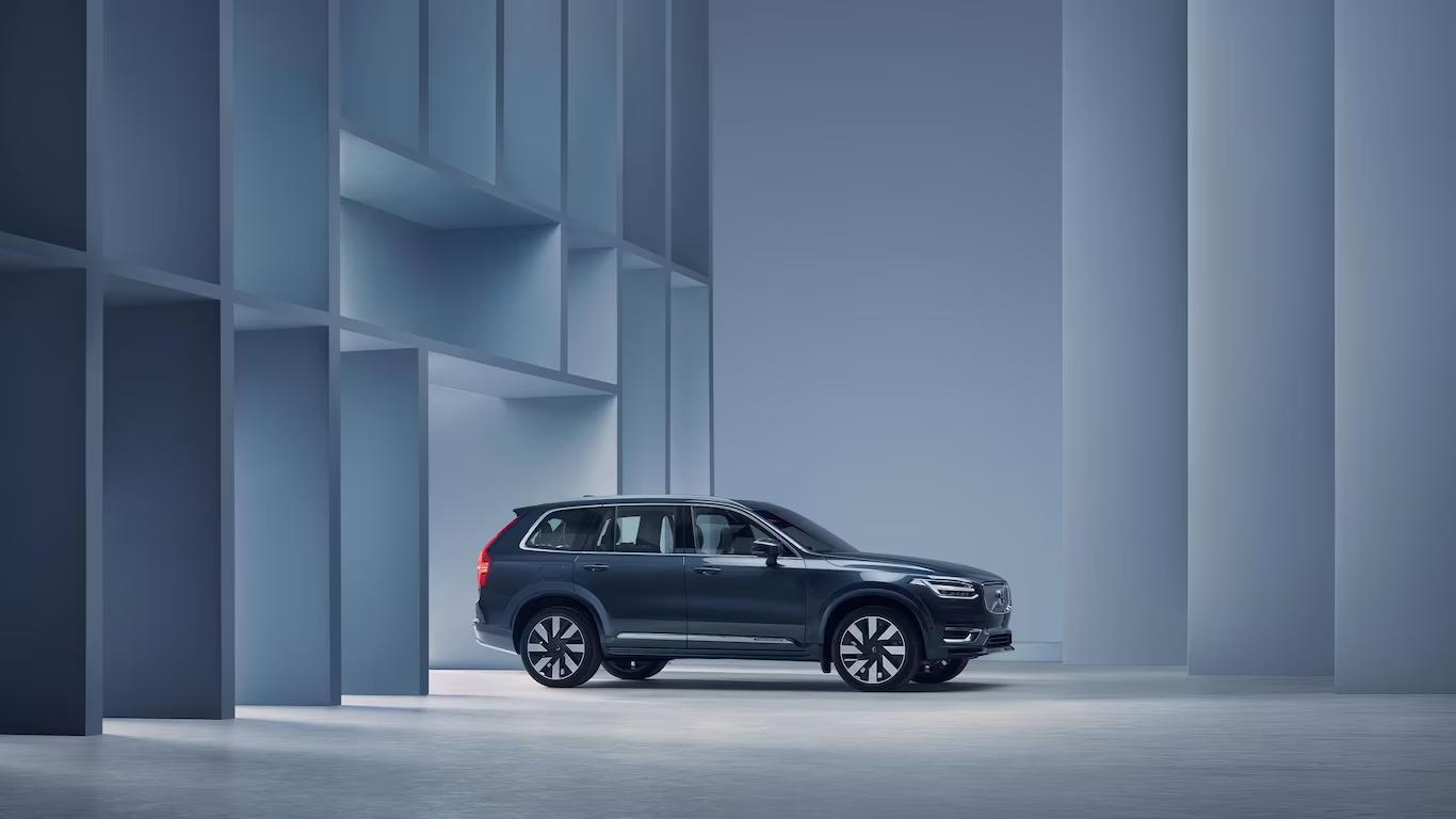 Vista exterior lateral do Volvo XC90 Recharge plug-in hybrid.